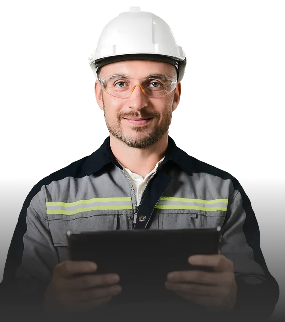 Engenheiro de capacete branco e óculos segurando um tablet